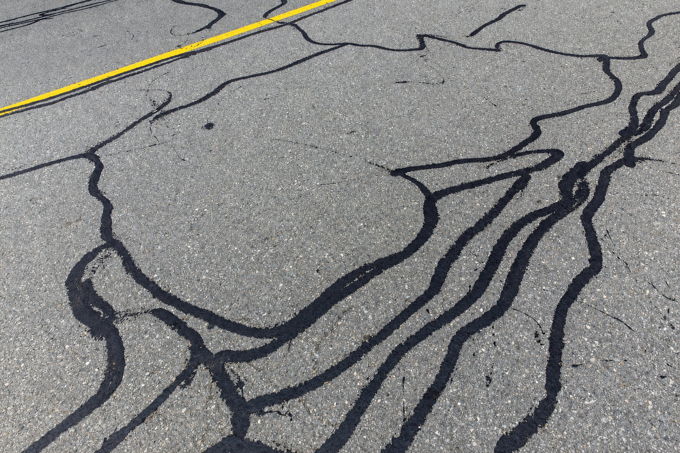 Asphalt crack sealing