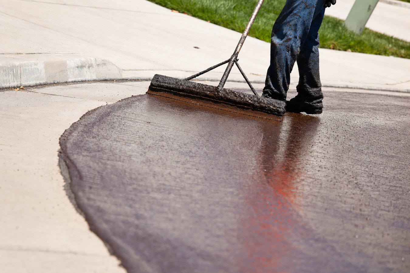 Asphalt sealcoating